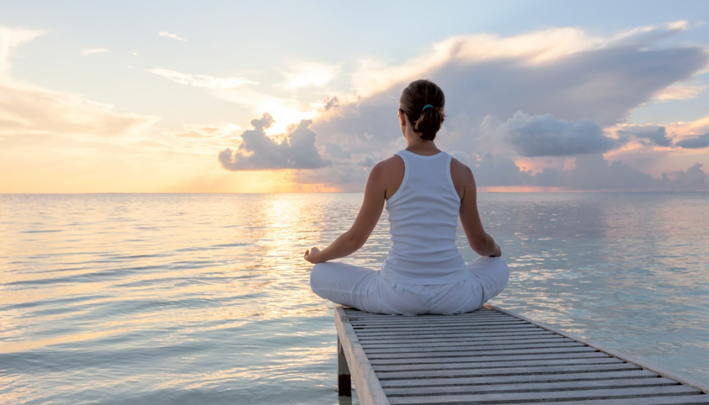 mulher meditando praia yoga 1165 665 ABRA Associação Brasileira de